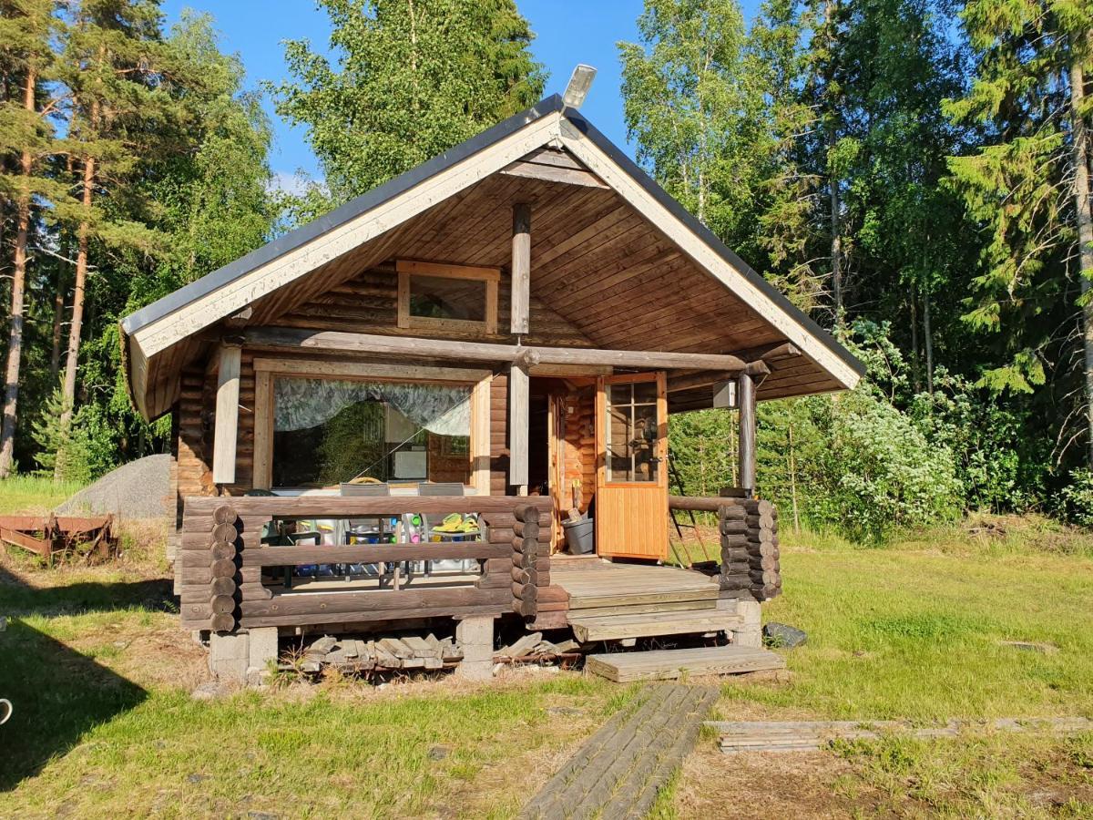 Viihtyisae Hirsimoekki Jaerven Rannalla Siikainen Exterior photo
