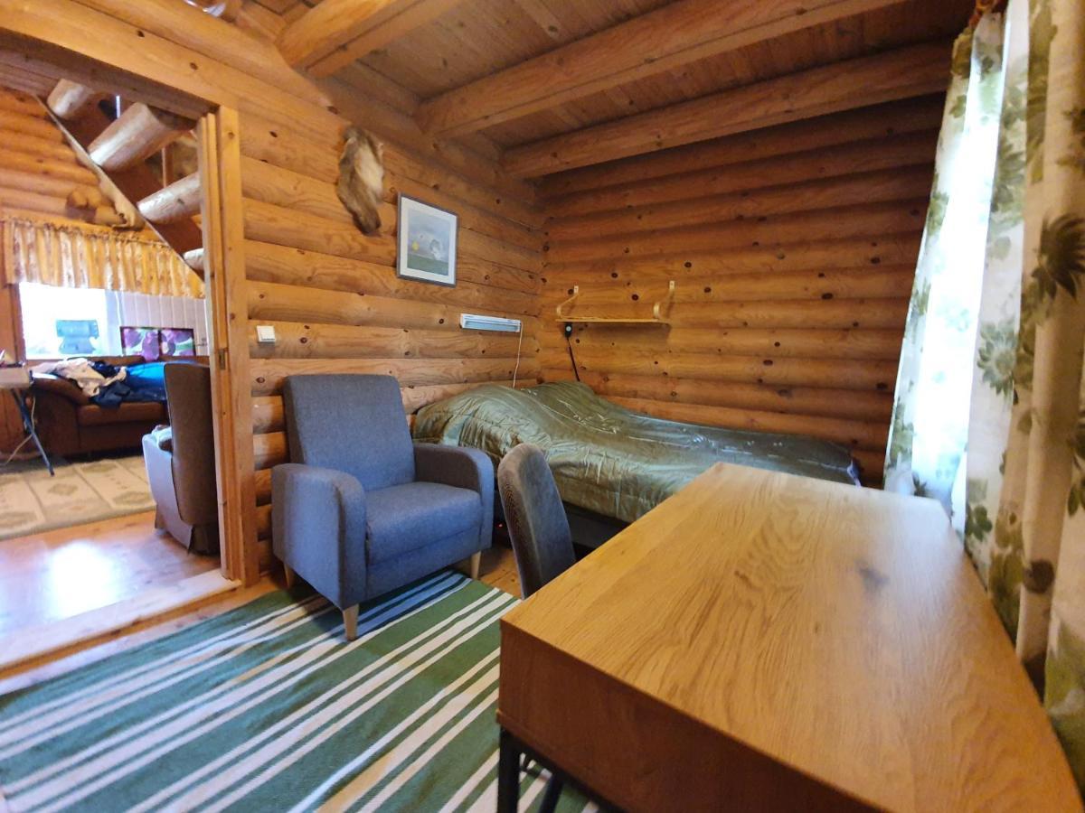 Viihtyisae Hirsimoekki Jaerven Rannalla Siikainen Exterior photo