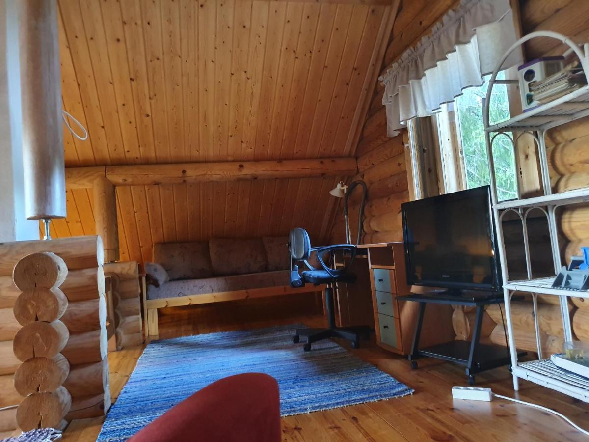 Viihtyisae Hirsimoekki Jaerven Rannalla Siikainen Exterior photo