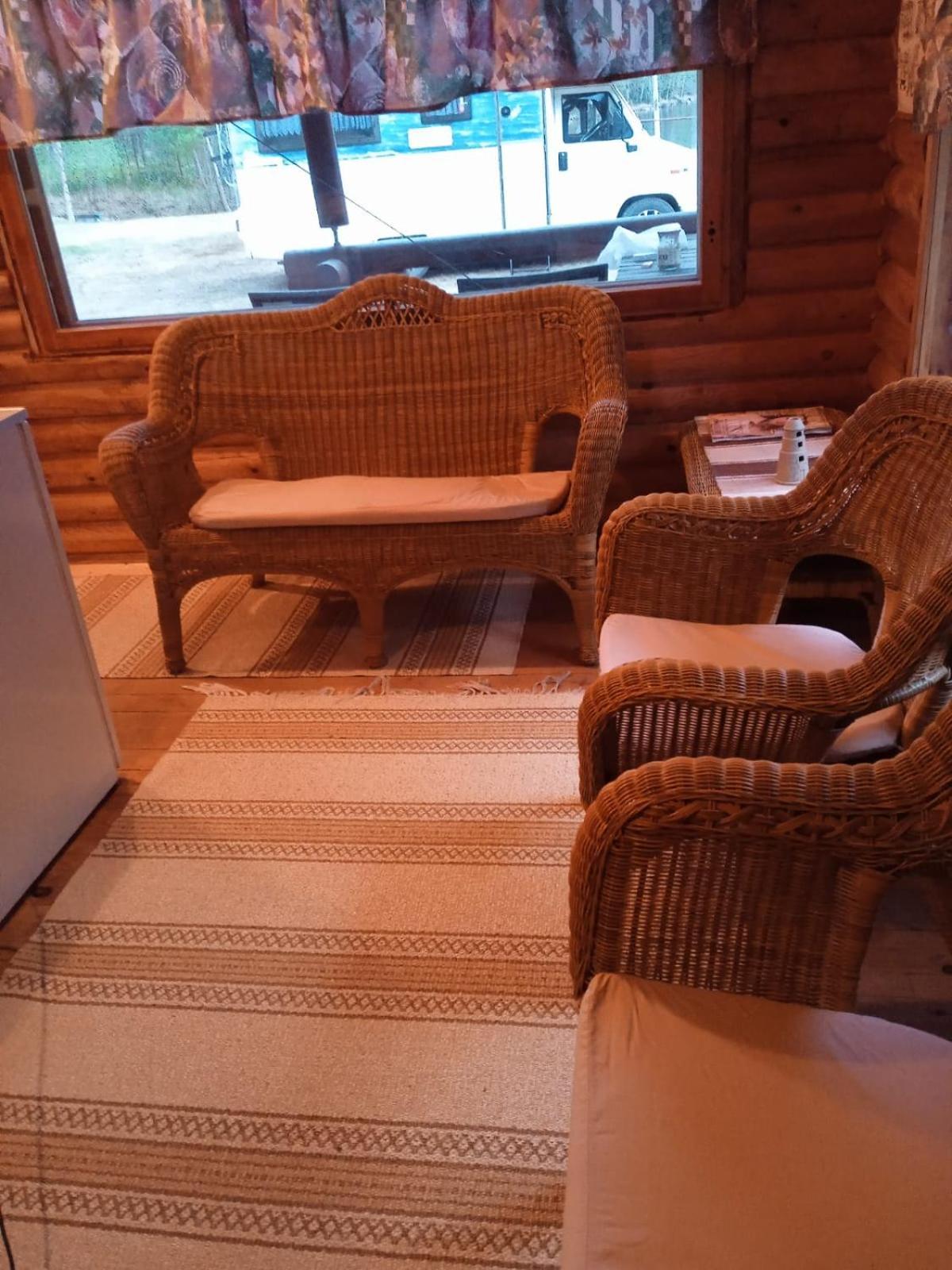 Viihtyisae Hirsimoekki Jaerven Rannalla Siikainen Exterior photo