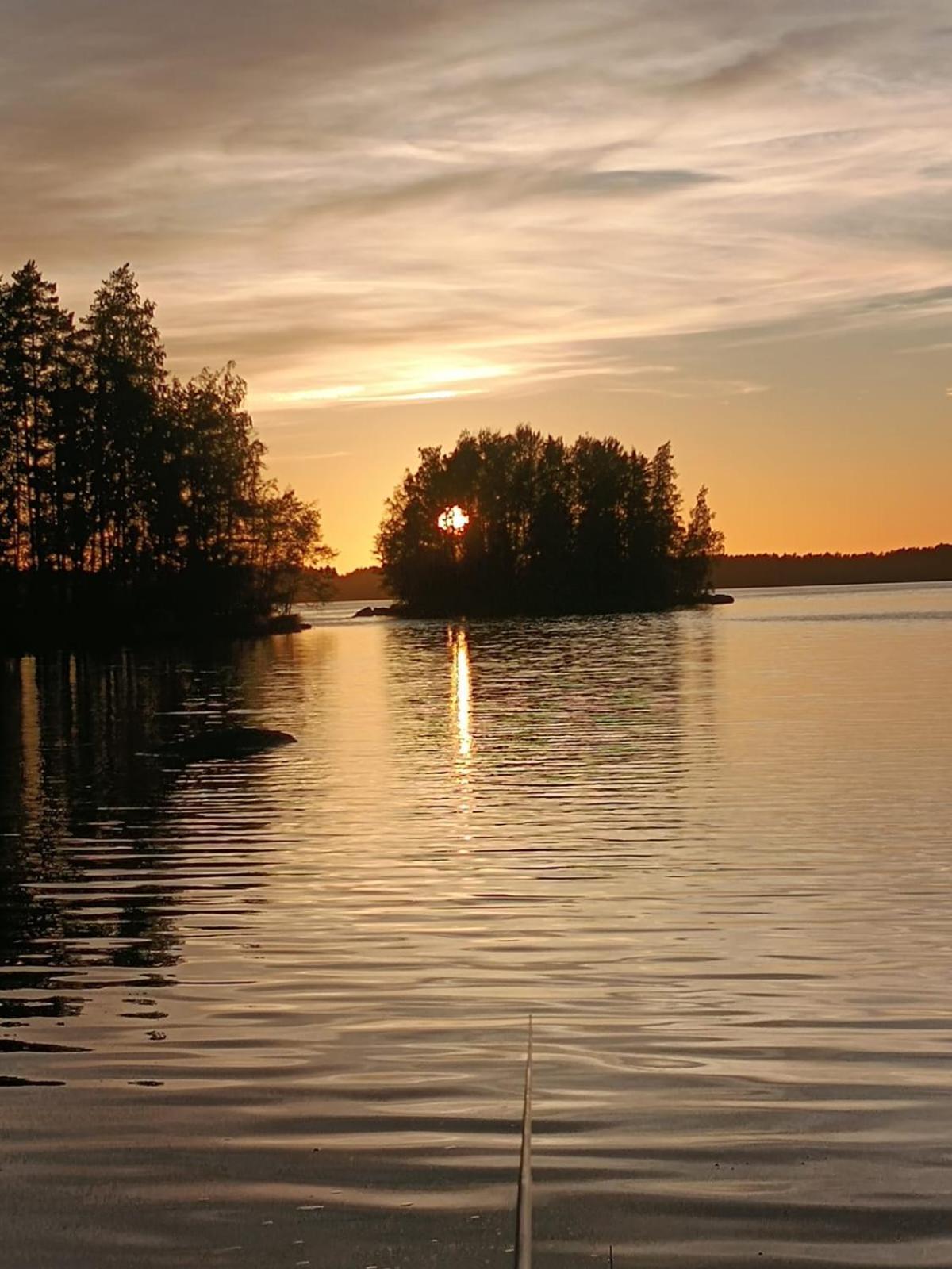 Viihtyisae Hirsimoekki Jaerven Rannalla Siikainen Exterior photo