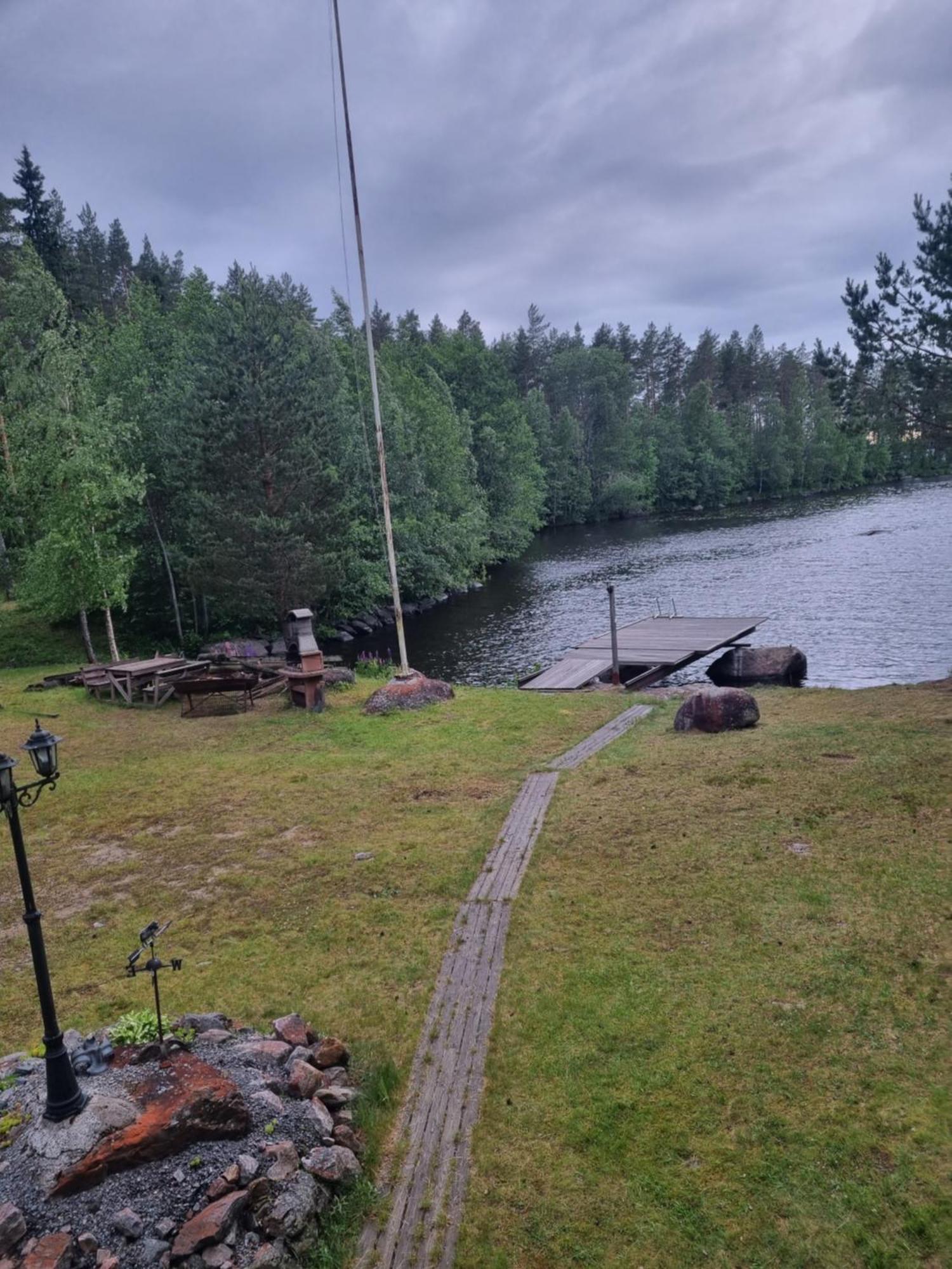 Viihtyisae Hirsimoekki Jaerven Rannalla Siikainen Exterior photo